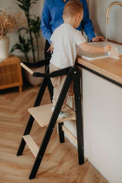Сгъваема детска помощна кула Leg&Go в сив цвят с дървена платформа, стъпало и предпазна конструкция.