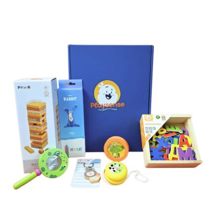 🎁 Подаръчна кутия с 7 подбрани играчки за деца на 4–5 години: – Глина за моделиране HEY CLAY – Зайче – Настолна игра Jenga – кула PolarB – Дървена лупа – Йо-йо VIGA Toys – Дървени магнитни букви (кирилица) – Дървен лабиринт с топче – Ключодържател PolarB (различни видове)