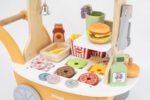 Дървена количка за бургери PolarB/VIGA с 46 аксесоара. Ролева игра „магазин и готвач“, стимулира въображение, комуникация и фина моторика.