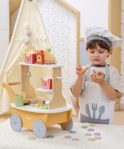 Дървена количка за бургери PolarB/VIGA с 46 аксесоара. Ролева игра „магазин и готвач“, стимулира въображение, комуникация и фина моторика.