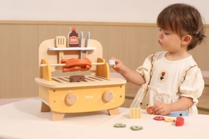 Дървено барбекю PolarB с аксесоари – месо, риба, шишчета и BBQ сос. Идеално за ролеви игри, развитие на въображението и малки готвачи.