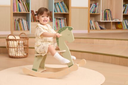 Дървено конче за яздене и люлеене PolarB от VIGA Toys. Безопасна и стабилна дървена играчка за деца 12+ м.