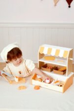 Дървената пекарна PolarB е чудесен комплект за ролеви игри, включващ витрина и разнообразни хлебни изделия за подреждане, сервиране и игра "на магазин". Стимулира въображението, фината моторика и социалните умения чрез забавна, реалистична игра. Подходяща за деца над 3 години.