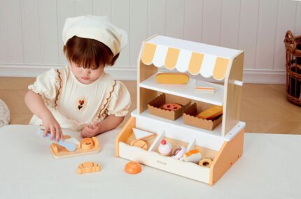 Дървената пекарна PolarB е чудесен комплект за ролеви игри, включващ витрина и разнообразни хлебни изделия за подреждане, сервиране и игра "на магазин". Стимулира въображението, фината моторика и социалните умения чрез забавна, реалистична игра. Подходяща за деца над 3 години.