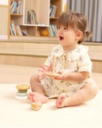 Дървената кула „Птичка“ от PolarB е създадена за деца около 1 година и насърчава развитието на фината моторика и координацията.