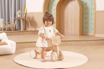 Дървено колело за бутане „Мече“ PolarB – стабилно и масивно колело за деца от 1 година. Подпомага прохождането, развива баланс и е подходящо и за деца, които още не ходят самостоятелно.