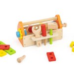 Дървен комплект с инструменти VIGA – забавен и образователен комплект за деца над 18 месеца. Съдържа 24 части за сглобяване и игра, които развиват сръчност, координация и логическо мислене. Идеален подарък!