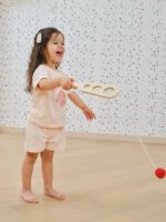 Дървена игра за баланс и точност от VIGA Toys за деца 3+. Развива координация, концентрация и двигателни умения чрез активна игра.