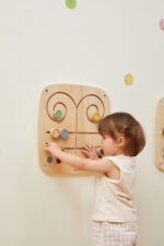 Сензорна игра за стена от VIGA Toys. Лабиринт за стена