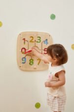 Панел за стена - магнитен лабиринт с цифри VIGA Toys, 44811