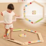 Сензорна дървена пътека за баланс за деца 2+ години. Развива баланс, координация и сетивна интеграция чрез активна и безопасна игра.