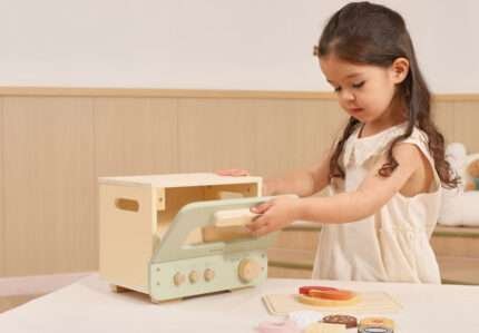Детска дървена пекарна PolarB от VIGA Toys – преносима фурна с печива, пица и месо. Образователна играчка за ролеви игри, социални и готварски умения. Безопасна и сертифицирана.