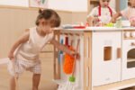 Монтесори дървен център за ролеви игри – кухня, пералня, почистване и рециклиране. Развива моторика, логика и социални умения.