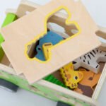 Дървен сафари камион за сортиране с животни от VIGA Toys. Образователна играчка за развитие на фината моторика, логическото мислене и игра без екрани.