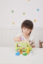 Дървен сафари камион за сортиране с животни от VIGA Toys. Образователна играчка за развитие на фината моторика, логическото мислене и игра без екрани.