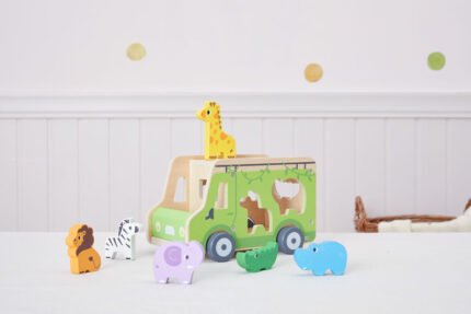 Дървен сафари камион за сортиране с животни от VIGA Toys. Образователна играчка за развитие на фината моторика, логическото мислене и игра без екрани.