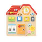 Монтесори къща с активности – дървен бизиборд от VIGA Toys. Образователна дървена играчка за развитие на фината моторика, логическото мислене и концентрацията при деца над 3 години.