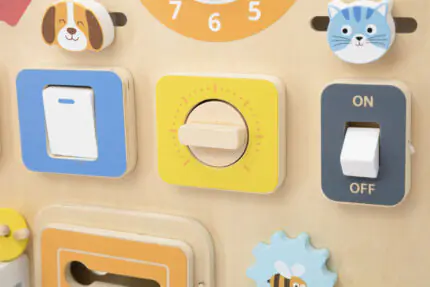 Монтесори къща с активности – дървен бизиборд от VIGA Toys. Образователна дървена играчка за развитие на фината моторика, логическото мислене и концентрацията при деца над 3 години.