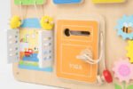 Монтесори къща с активности – дървен бизиборд от VIGA Toys. Образователна дървена играчка за развитие на фината моторика, логическото мислене и концентрацията при деца над 3 години.