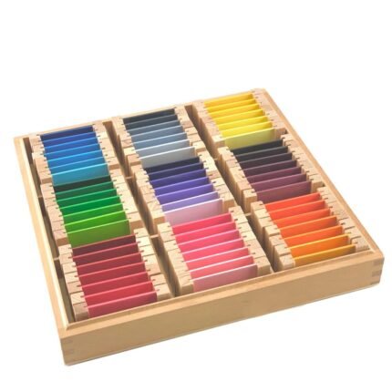 Голям Монтесори комплект с цветни плочки – 3 кутии, 91 елемента за сортиране по цвят и нюанс. Развива зрителна и логическа интелигентност. 4+ години.