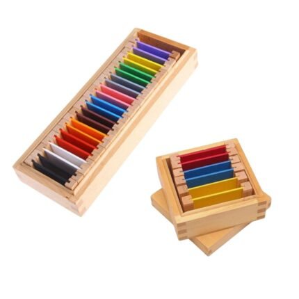 Монтесори комплект с 28 цветни плочки в две дървени кутии – за разпознаване, сортиране и съчетаване на основни и допълнителни цветове. Подходящ за деца над 3 години.