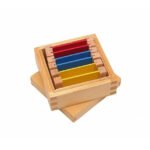 Монтесори комплект с 28 цветни плочки в две дървени кутии – за разпознаване, сортиране и съчетаване на основни и допълнителни цветове. Подходящ за деца над 3 години.
