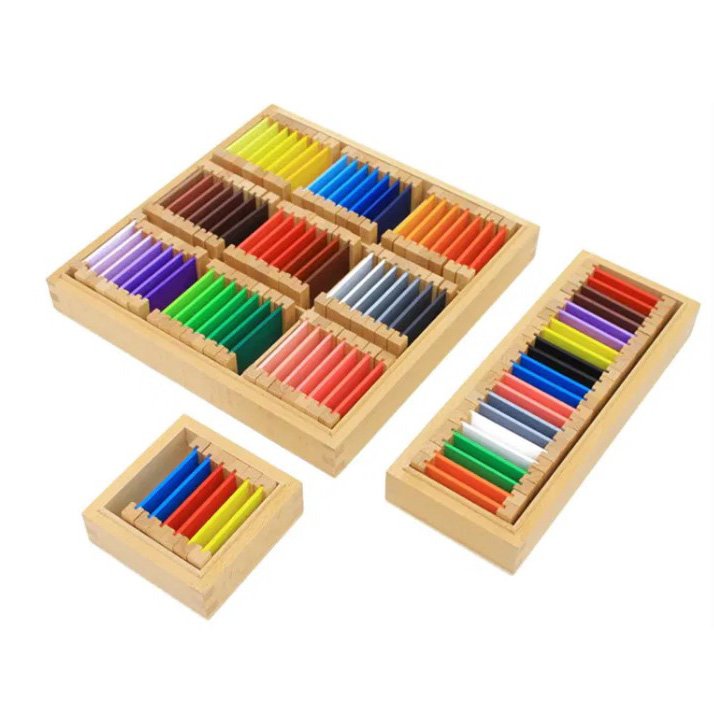 пълен-комплект-монтесори-плочки Голям Монтесори комплект с цветни плочки – 3 кутии, 91 елемента за сортиране по цвят и нюанс. Развива зрителна и логическа интелигентност. 4+ години.