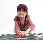 Детски пъзел с динозаври 60 части Banana Panda (4+). Голям пъзел 66×32 см с изписани имена на динозаври. Развива моторика и логика.