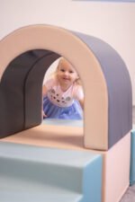 IGLU мек модулен комплект с тунел, рампа и стълби. Противоплъзгаща основа и премиум качество за активна и безопасна игра.