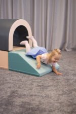 IGLU мек модулен комплект с тунел, рампа и стълби. Противоплъзгаща основа и премиум качество за активна и безопасна игра.