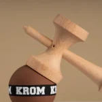 KROM Kendama STROGO NEA Chocolate с LAMBO форма, букова дървесина и I+D противохлъзгаща боя. Професионална кендама с отличен баланс и контрол.