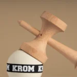 KROM Kendama STROGO NEA Vanilla с LAMBO форма, букова дървесина и I+D противохлъзгаща боя. Професионална кендама с отличен баланс и контрол.