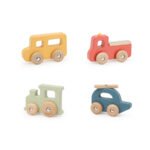 Комплектът от 4 дървени колички е чудесен избор за най-малките любители на превозни средства. Подходящ за деца над 12 месеца, той развива фината моторика, координацията око-ръка и въображението чрез забавна и активна игра. Количките са с удобна форма за хващане от малки ръчички, изработени от дърво и с нежен, изчистен дизайн.