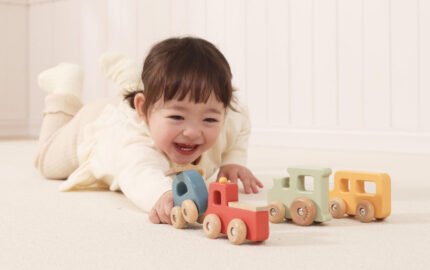 Комплектът от 4 дървени колички е чудесен избор за най-малките любители на превозни средства. Подходящ за деца над 12 месеца, той развива фината моторика, координацията око-ръка и въображението чрез забавна и активна игра. Количките са с удобна форма за хващане от малки ръчички, изработени от дърво и с нежен, изчистен дизайн.