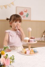 Дървена двуетажна поставка със сладкиши PolarB с безопасни форми, пастелни цветове и бои на растителна основа. Идеална за ролеви игри за деца над 18 месеца.