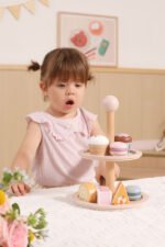 Дървена двуетажна поставка със сладкиши PolarB с безопасни форми, пастелни цветове и бои на растителна основа. Идеална за ролеви игри за деца над 18 месеца.