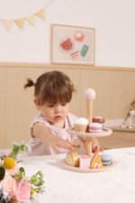 Дървена двуетажна поставка със сладкиши PolarB с безопасни форми, пастелни цветове и бои на растителна основа. Идеална за ролеви игри за деца над 18 месеца.