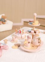 Дървена двуетажна поставка със сладкиши PolarB с безопасни форми, пастелни цветове и бои на растителна основа. Идеална за ролеви игри за деца над 18 месеца.