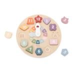 Дървен образователен часовник PolarB с числа, форми и подвижни стрелки. Детето учи числата, часа и връзката между количество и цифра чрез игра.