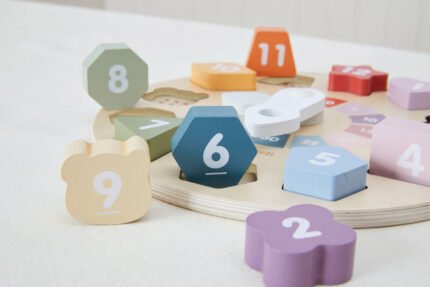 Дървен образователен часовник PolarB с числа, форми и подвижни стрелки. Детето учи числата, часа и връзката между количество и цифра чрез игра.