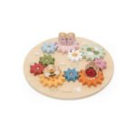 Дървена игра със зъбни колела и насекоми PolarB – образователен пъзел за деца 18+ месеца. Подреждането на цветните зъбни колела развива моториката, логическото мислене и разбирането за движение чрез игра