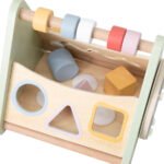 Дървен образователен триъгълник PolarB – занимателен триъгълник с активности и образователен център с форми, зъбни колела, огледало и цветни елементи. Подходящ за деца над 18 месеца.