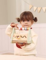 Дървен образователен триъгълник PolarB – занимателен триъгълник с активности и образователен център с форми, зъбни колела, огледало и цветни елементи. Подходящ за деца над 18 месеца.