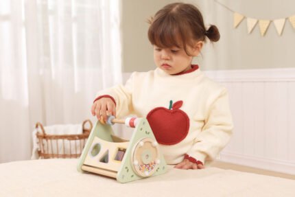 Дървен образователен триъгълник PolarB – занимателен триъгълник с активности и образователен център с форми, зъбни колела, огледало и цветни елементи. Подходящ за деца над 18 месеца.