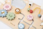 Дървен бизиборд VIGA Toys PolarB 44302 с 4 активности – огледалце, мъниста, зъбни колела и плъзгачи. Лесен монтаж към легло/кошара. Сертифициран.