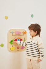 Сензорен стенен панел с лабиринт и геометрични фигури – Монтесори играчка от VIGA Toys