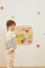 Сензорен стенен панел с лабиринт и геометрични фигури – Монтесори играчка от VIGA Toys