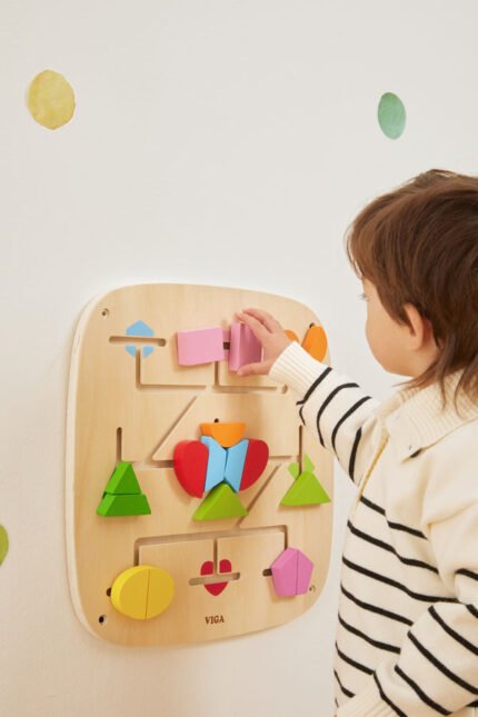 Сензорен стенен панел с лабиринт и геометрични фигури – Монтесори играчка от VIGA Toys