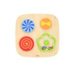 Дървен образователен стенен панел с въртящи се колела – сензорна игра с цветни въртележки и звуков ефект от движещи се топчета. Подходящ за детски градини, Монтесори центрове и STEM кътове.