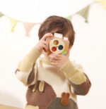 Дървен детски фотоапарат с цветни филтри от VIGA Toys. Играчка с въртящ се обектив и цветни ефекти, която развива въображението и наблюдателността на децата.